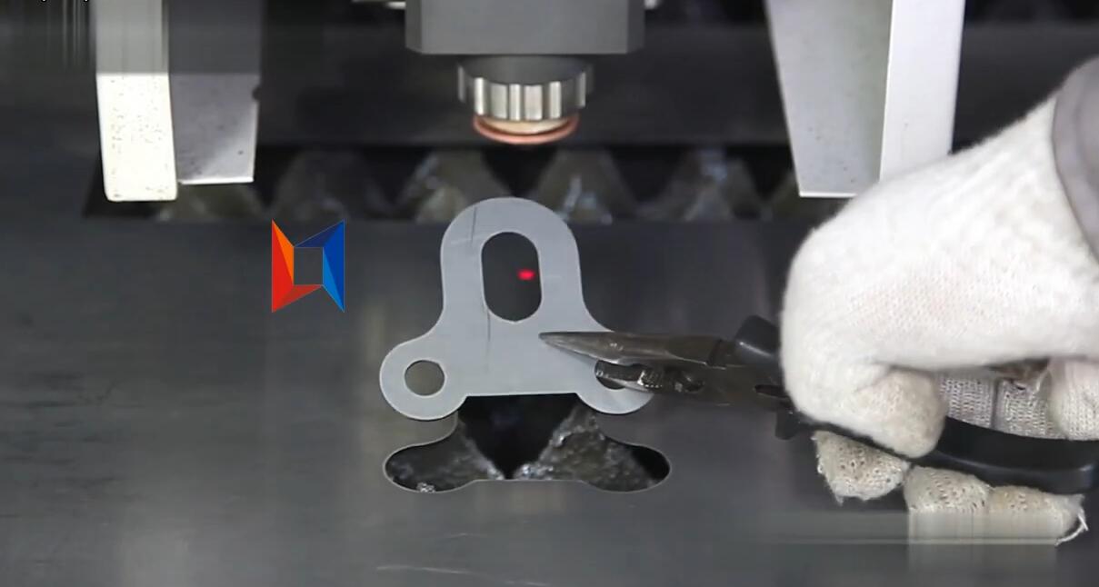 領(lǐng)秀激光LXF1530光纖激光切割機切割碳鋼1mm